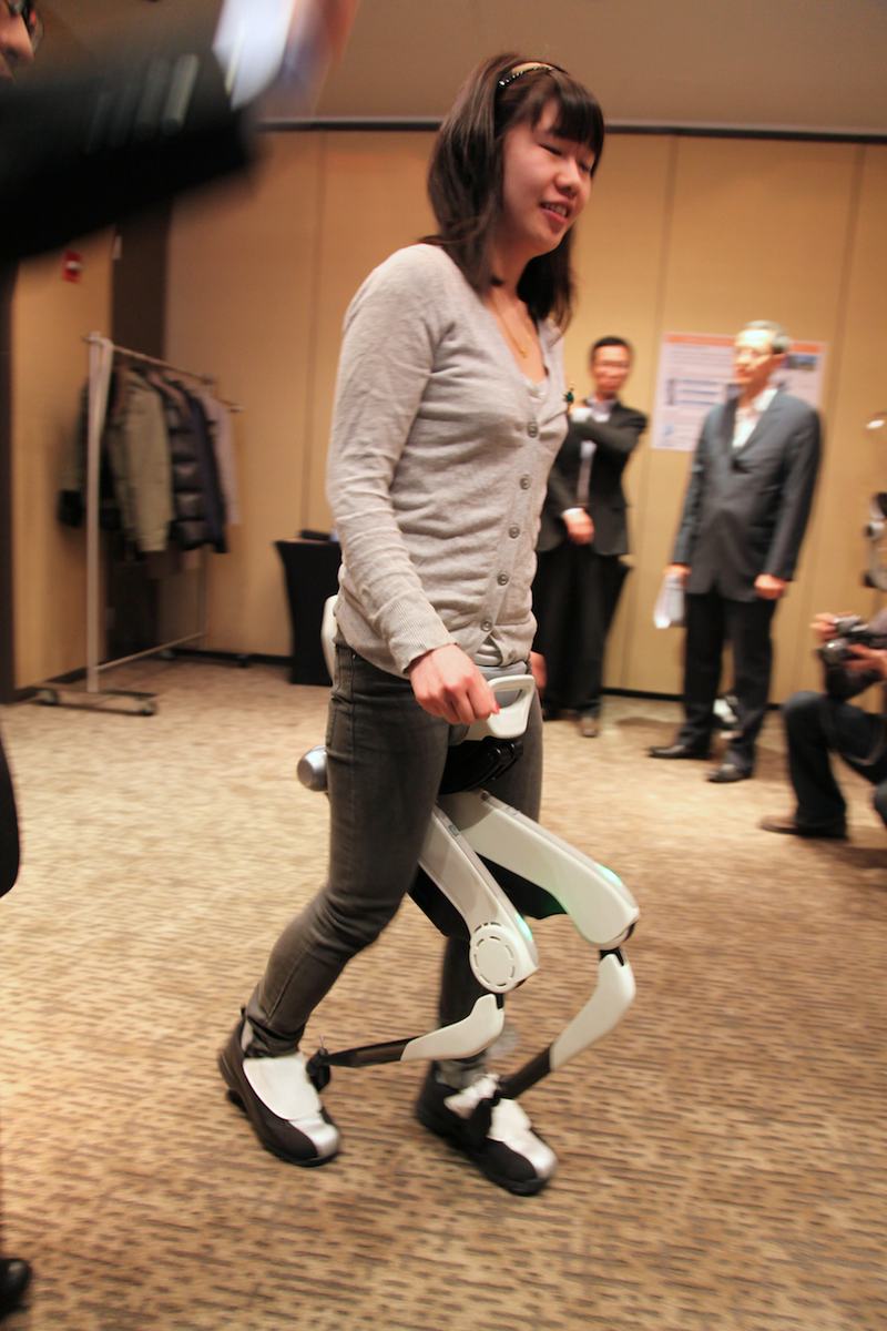 Illustration for article titled How It Feels To Walk With Honda's Cyborg Legs